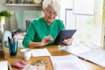 Pensionistin bedient Tablet